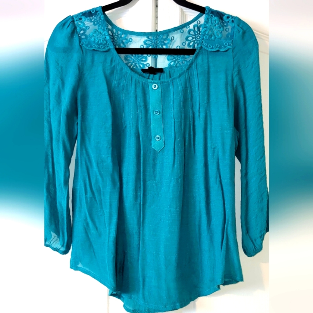 Lace detailed top
